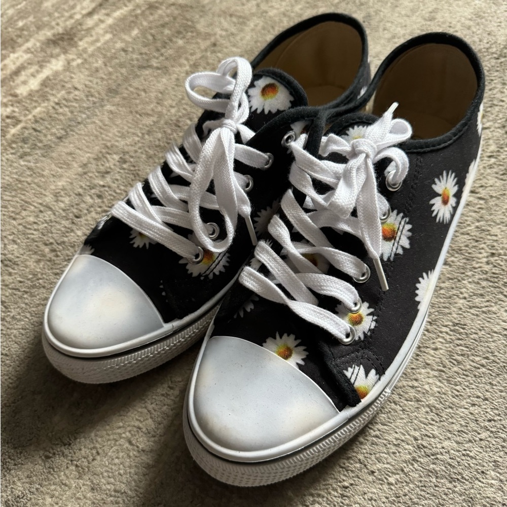 Daisy sneakers size 10/11